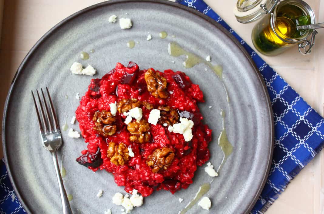 Bietenrisotto met feta, walnoten en muntolie