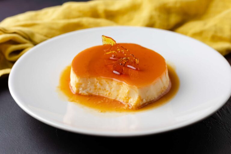 Mini flan (of crème caramel) met karamelschotsen