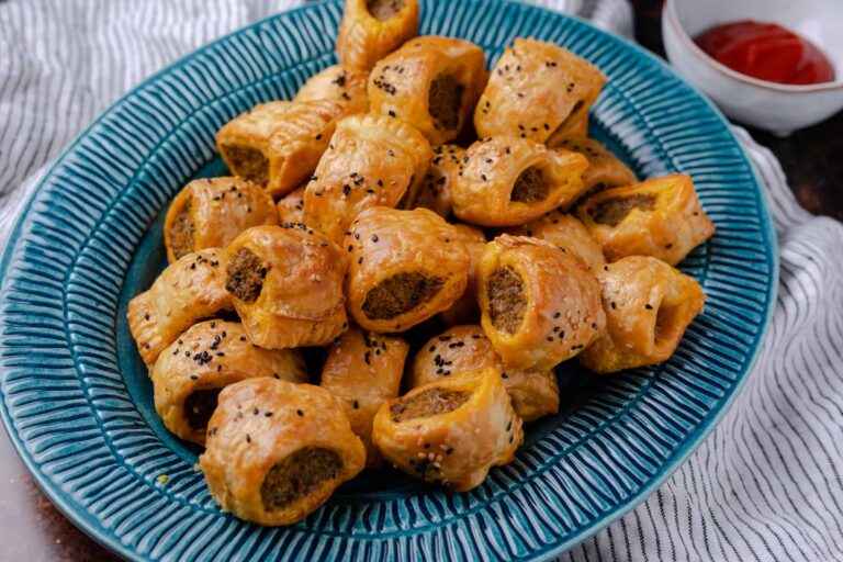 Mini saucijzenbroodjes met Thaise currypasta