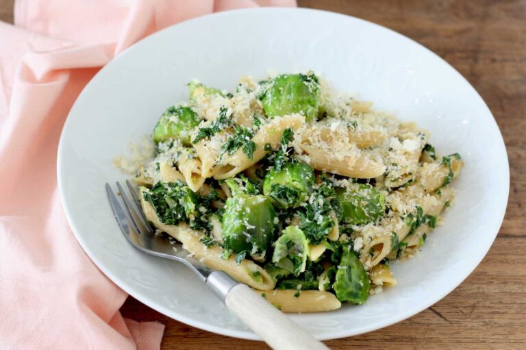 Pasta met spruitjes en boerenkool