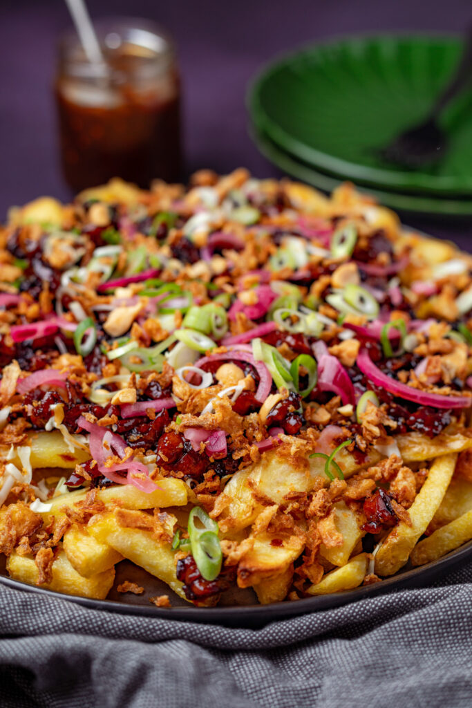 Loaded Fries Met Kip Ketjap En Gebakken Uitjes - Francesca Kookt