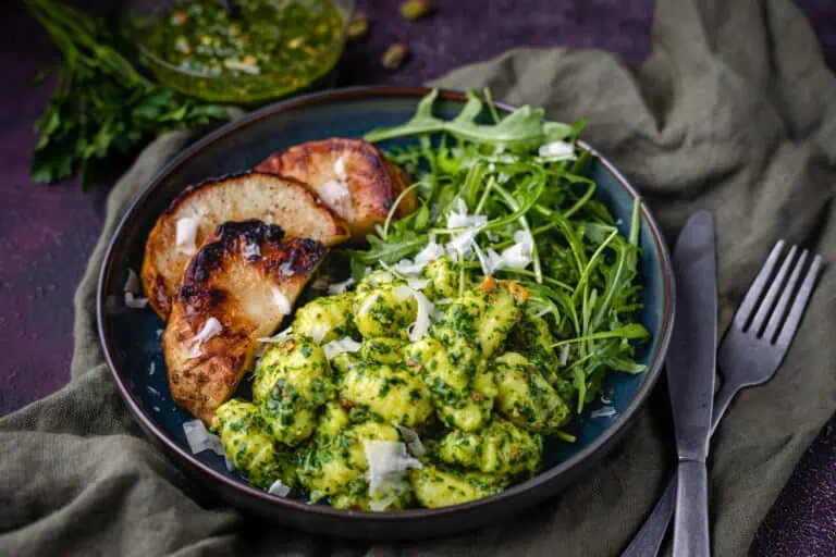 Knolselderijsteak met gnocchi en peterseliepesto