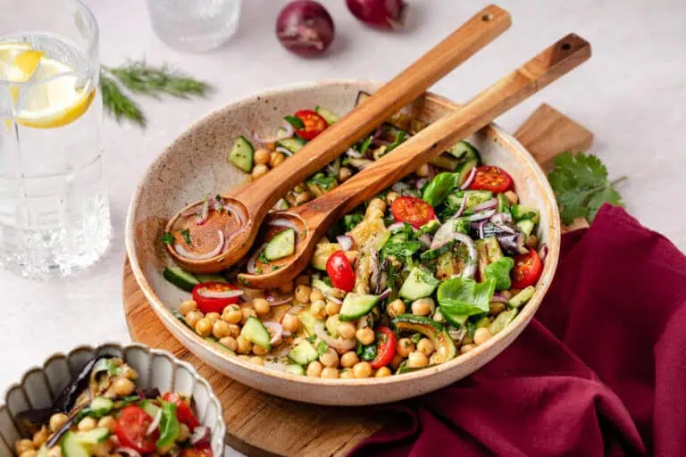 Kikkererwtensalade met gegrilde groenten en zoetzure rode ui