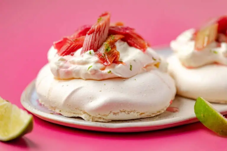 Mini pavlova’s met rabarber en limoenroom