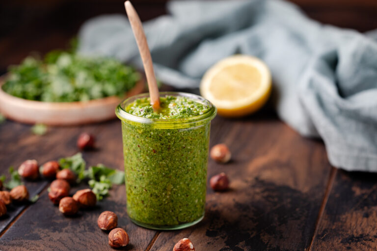 Boerenkoolpesto met pecorino en hazelnoten