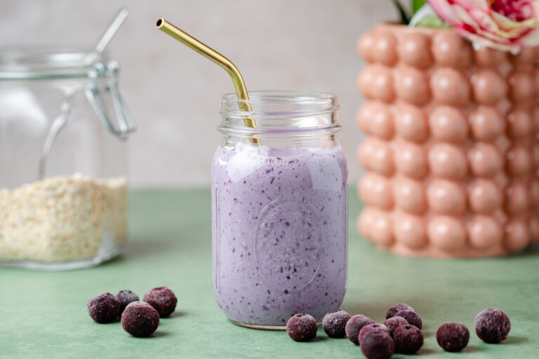 Ontbijt smoothie met havermout en blauwe bessen