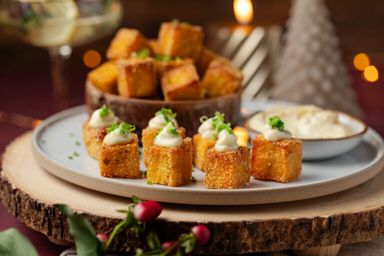 Krokante polenta bites met truffelmayo en bieslook