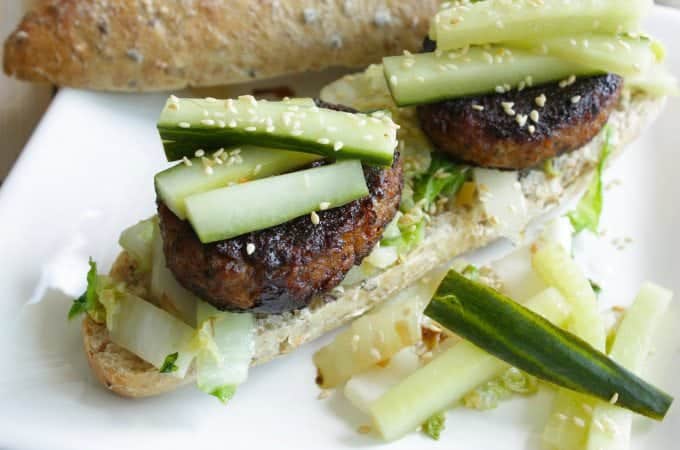 Vegetarische-Hoisin-burger-met-komkommer-en-Chinese-kool_1